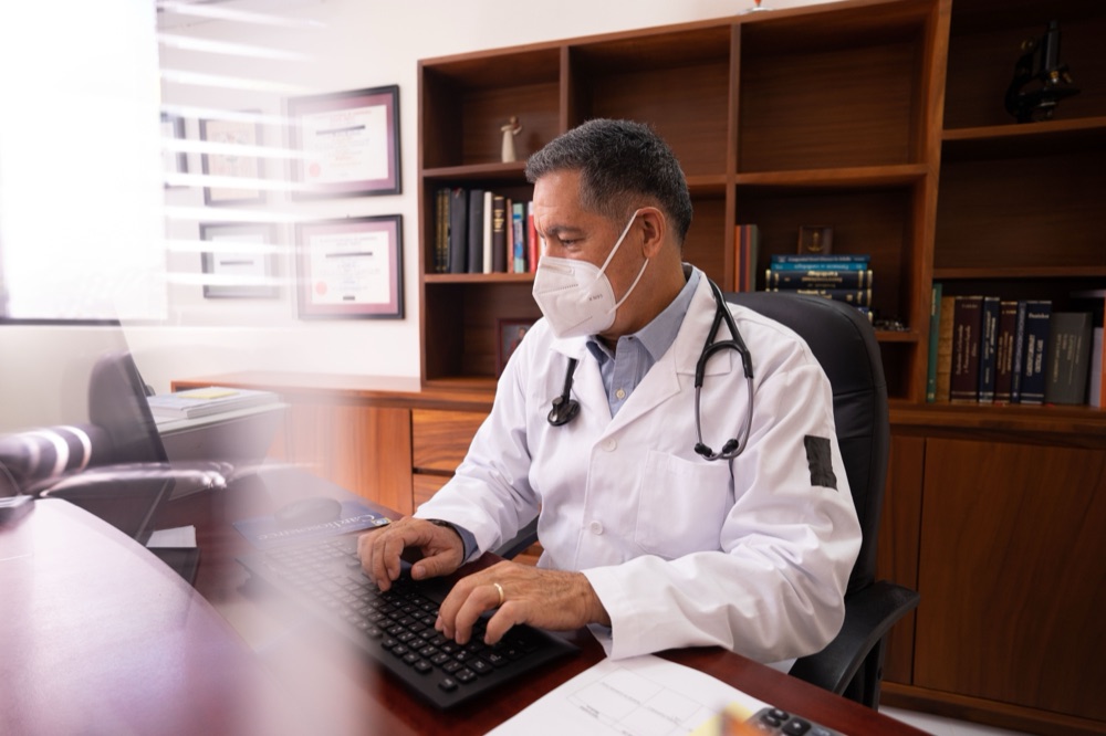 Profesional de la salud digitalizando su consulta
